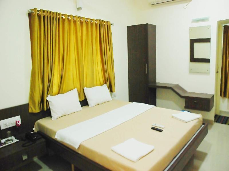 Hotel Pon Amutha Karūr Esterno foto