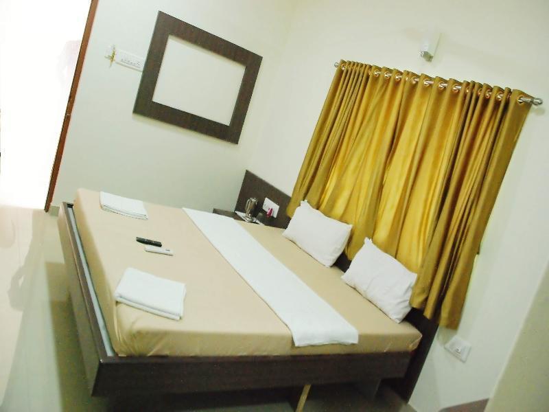 Hotel Pon Amutha Karūr Esterno foto